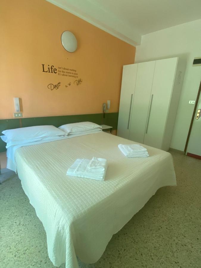Hotel Nova Dhely Rimini Exterior photo